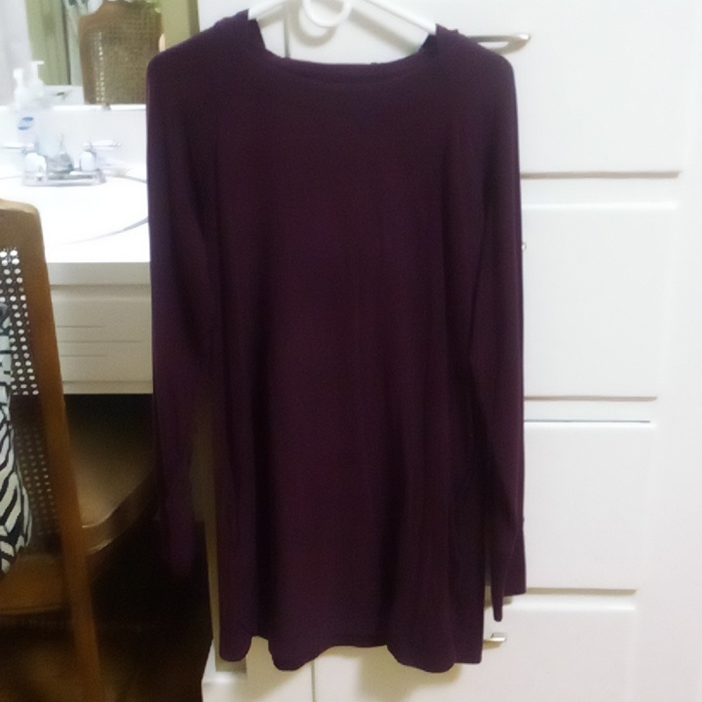 Very cute, very comfortable Tek Gear long sleeve hoodie dress with pockets.